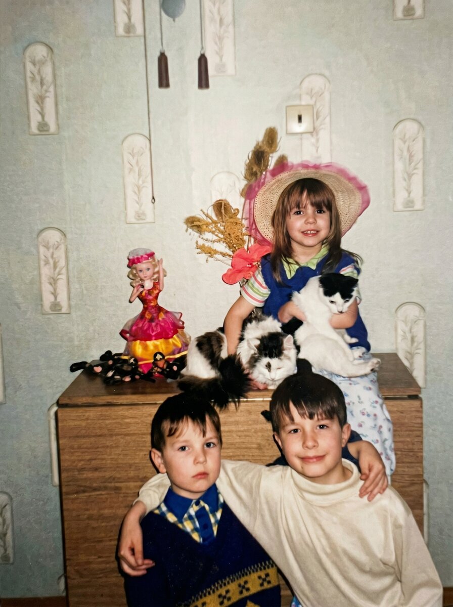 Виолетта с котятами