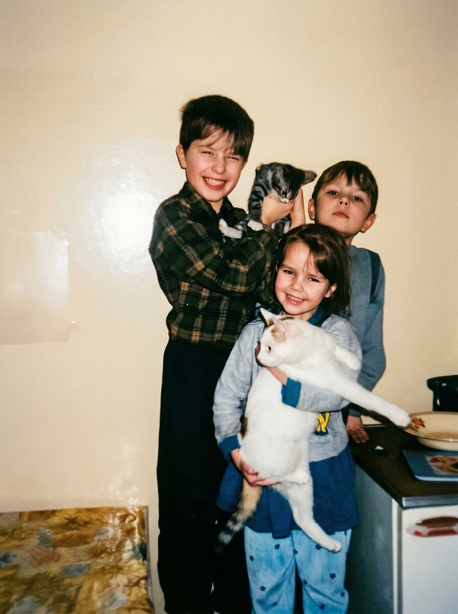 Дети с кошками